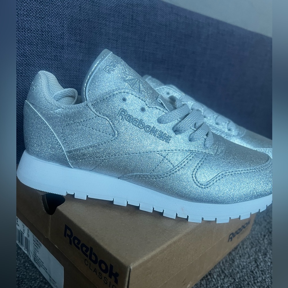 REEBOK CLASSICS WOMENS SIZE 5 DIAMOND COLLECTION NEVER WORN WITH BOX